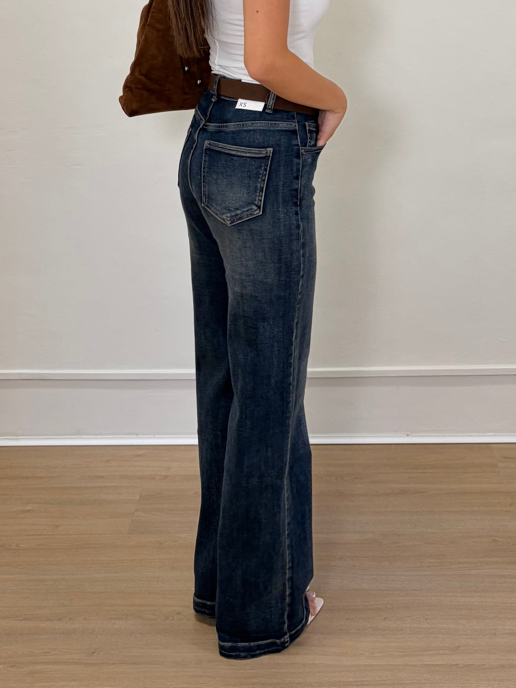 Jeans con cintura marrone